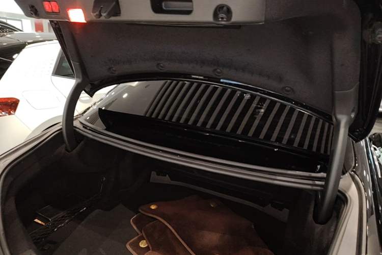 Used Mercedes-Benz E-Class 2019 E 200 L Sport Edition Trunk