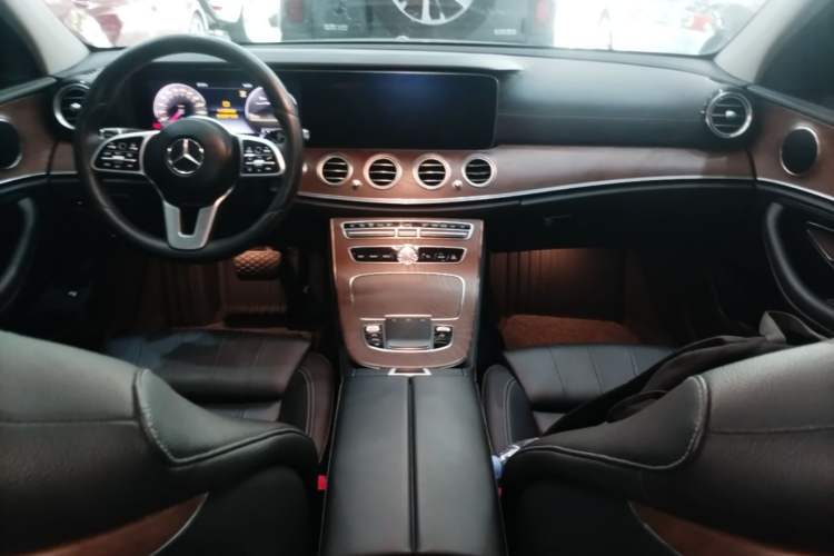 Used Mercedes-Benz E-Class 2019 E 200 L Center Console
