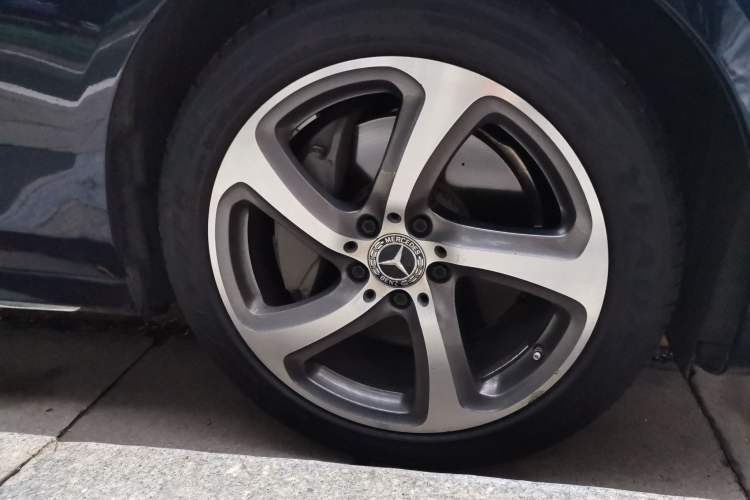 Used Mercedes-Benz E-Class 2019 Restyled E 300 L Sporty and Stylish Edition Right Front Wheel Hub