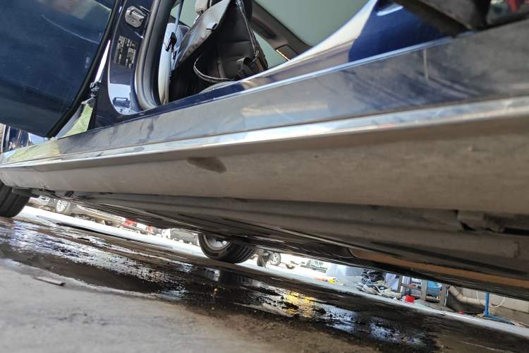 Used Mercedes-Benz E-Class 2019 E 300 L Sport Luxury Edition Right Side Sill