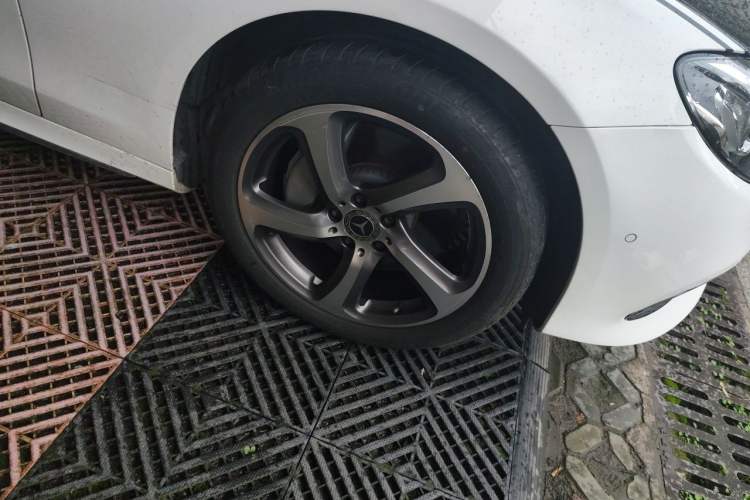 Used Mercedes-Benz E-Class 2019 E 300 L Sporty and Stylish Model Right Front Wheel Hub
