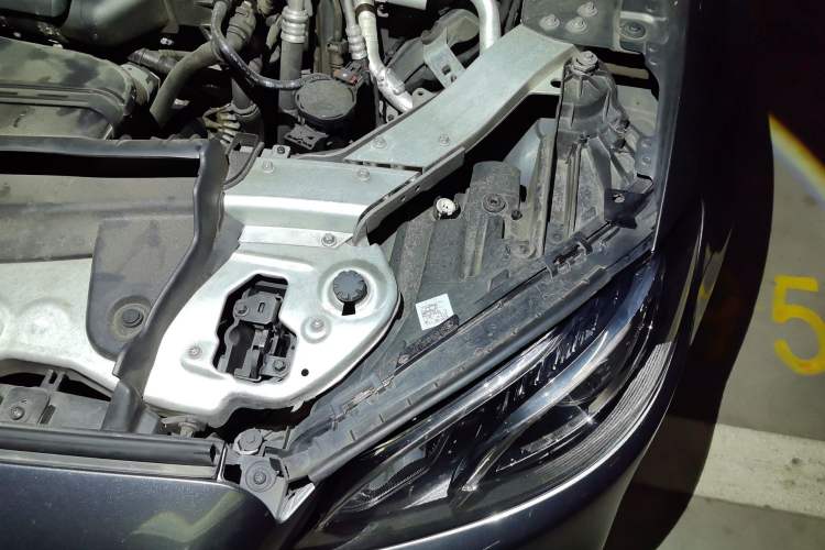 Used Mercedes-Benz E-Class 2019 E 200 Sport Edition Engine Bay Left
