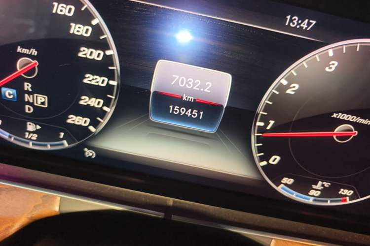 Used Mercedes-Benz E-Class 2019 Restyled E 300 L Luxury Edition Odometer Close Up