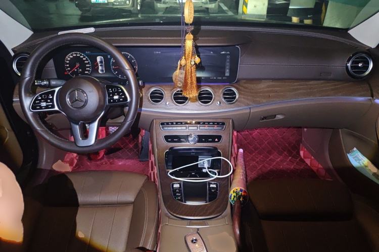 Used Mercedes-Benz E-Class 2019 E 200 L Center Console