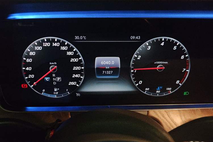 Used Mercedes-Benz E-Class 2019 E 200 L Odometer Close Up