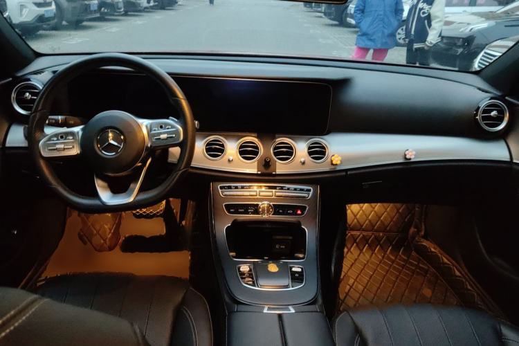 Used Mercedes-Benz E-Class 2019 E 260 Sport Edition 4MATIC Center Console