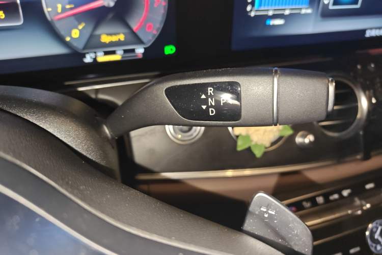 Used Mercedes-Benz E-Class 2019 E 300 L Sporty and Stylish Model Gear Lever