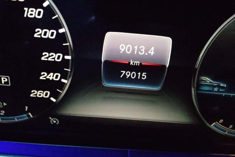 Used Mercedes-Benz E-Class 2019 E 260 Sport Edition 4MATIC Odometer Close Up