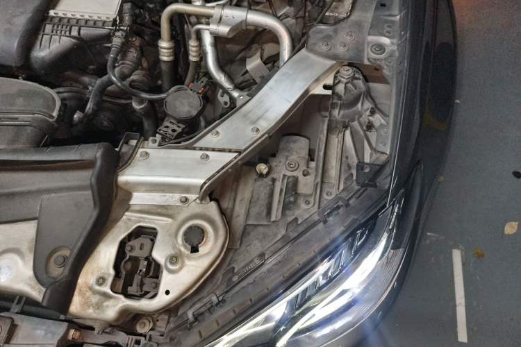 Used Mercedes-Benz E-Class 2019 E 300 L Luxury Model Engine Bay Left