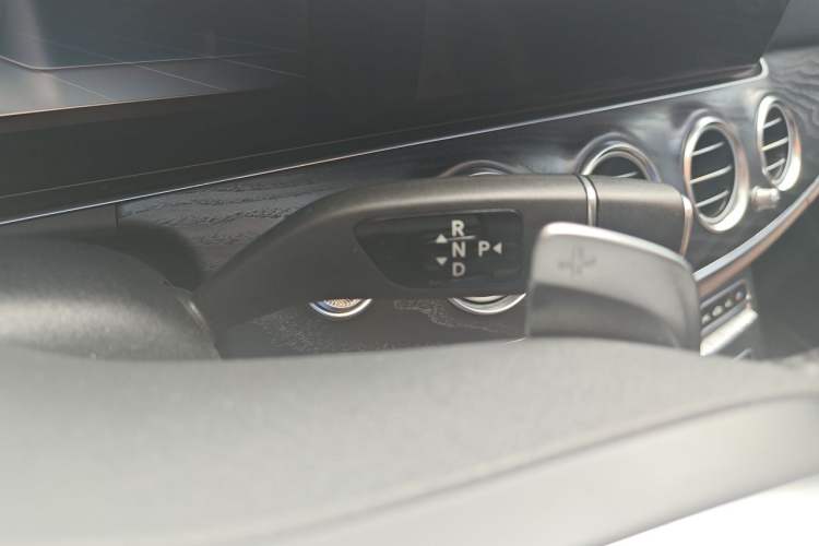Used Mercedes-Benz E-Class 2019 Restyled E 300 L Sporty and Stylish Edition Gear Lever