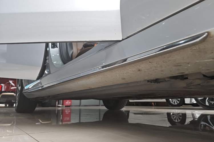 Used Mercedes-Benz E-Class 2019 Restyled E 300 L Sporty and Stylish Edition Right Side Sill
