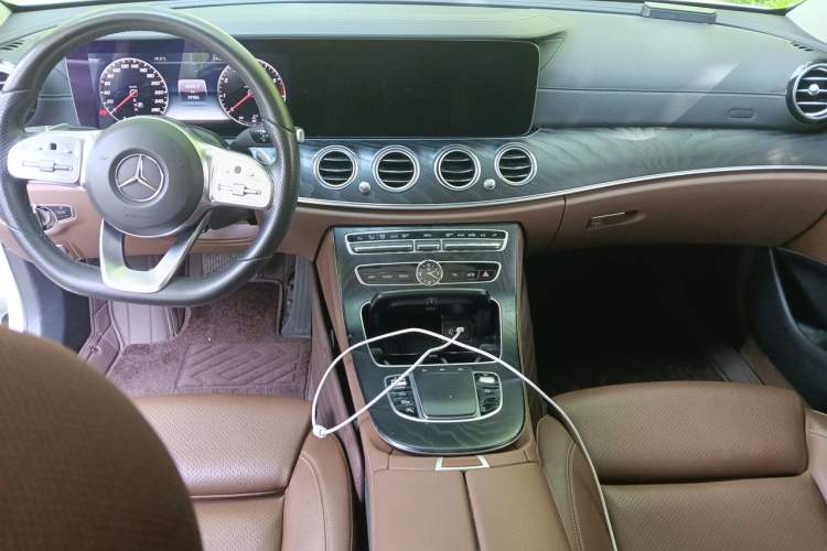Used Mercedes-Benz E-Class 2019 E 200 L Sport 4MATIC Center Console