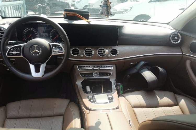 Used Mercedes-Benz E-Class 2019 E 260 L Center Console