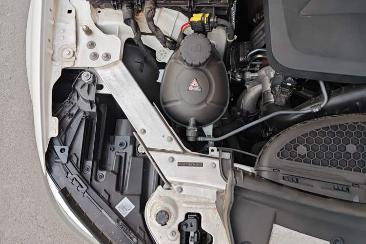 Used Mercedes-Benz E-Class 2019 E 260 Sport Edition Engine Bay Right