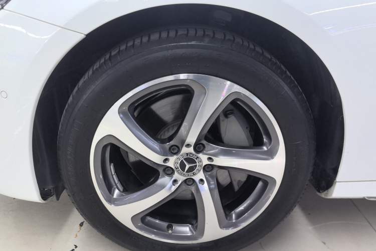 Used Mercedes-Benz E-Class 2019 E 300 L Sporty and Stylish Model Exterior 4
