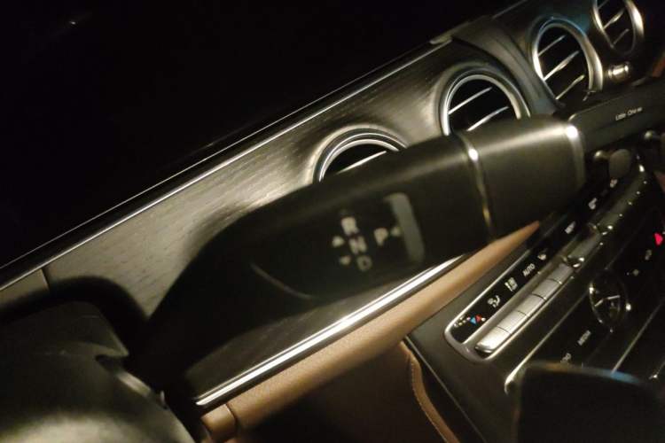 Used Mercedes-Benz E-Class 2019 Restyled E 300 L Sporty and Stylish Edition Gear Lever