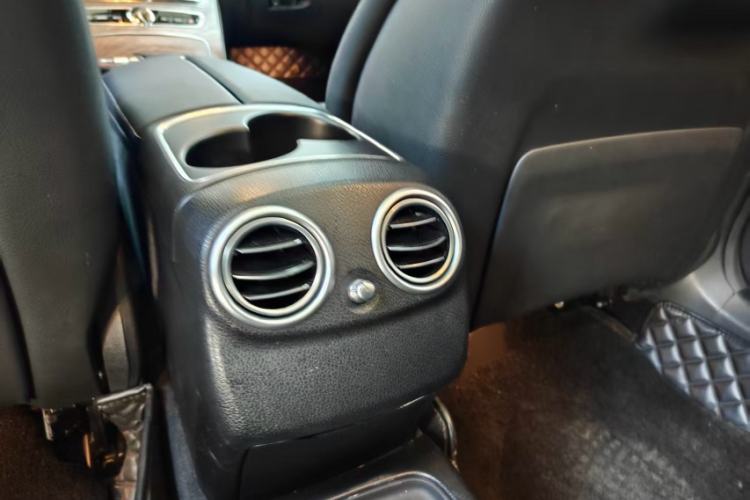 Used Mercedes-Benz E-Class 2019 E 300 L Stylish Model Interior 10