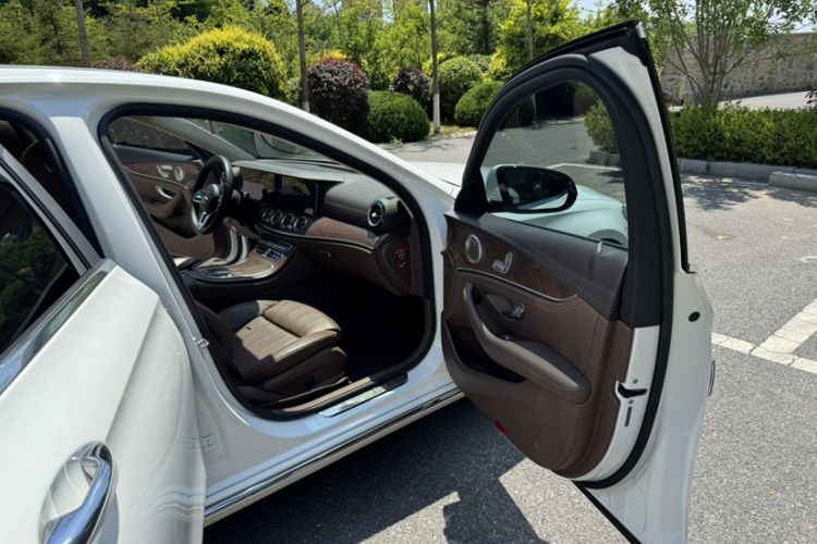 Used Mercedes-Benz E-Class 2019 E 200 L Interior 10