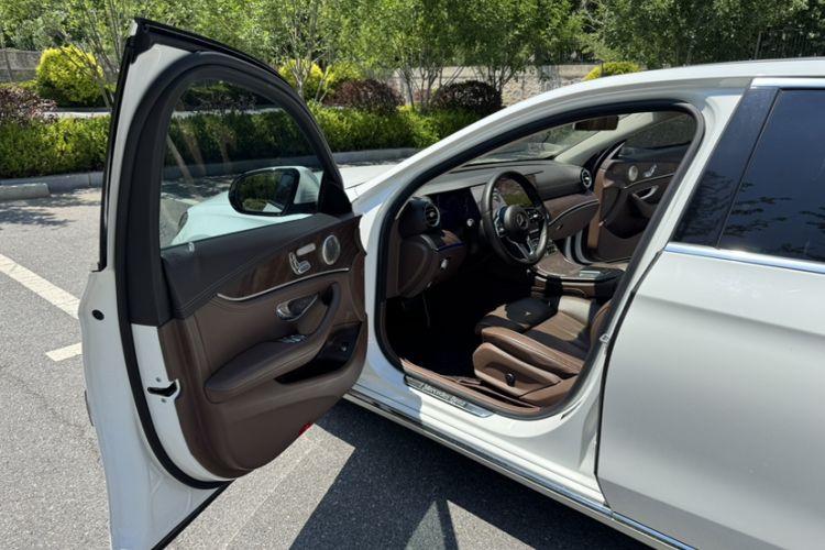 Used Mercedes-Benz E-Class 2019 E 200 L Interior 6