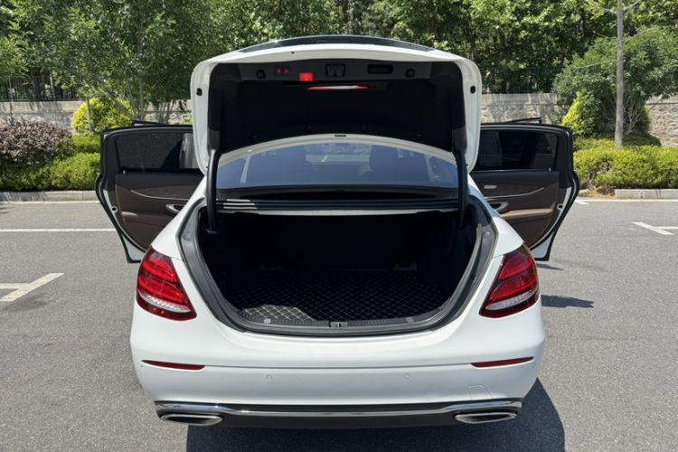 Used Mercedes-Benz E-Class 2019 E 200 L Interior 8