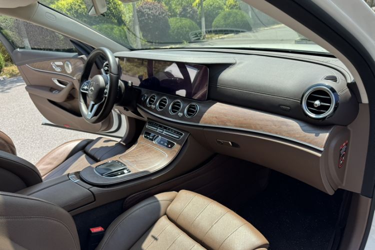 Used Mercedes-Benz E-Class 2019 E 200 L Interior 9