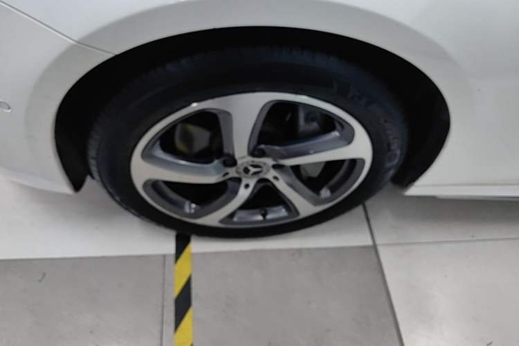 Used Mercedes-Benz E-Class 2019 Restyled E 300 L Sporty and Stylish Edition Left Front Wheel Hub