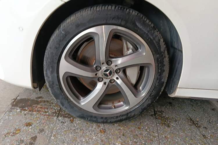 Used Mercedes-Benz E-Class 2019 Restyled E 300 L Sporty and Stylish Edition Left Front Wheel Hub