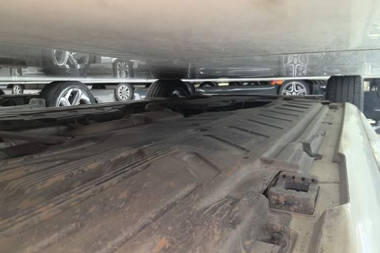 Used Mercedes-Benz E-Class 2019 E 300 L Sporty and Stylish Model Left Side Sill