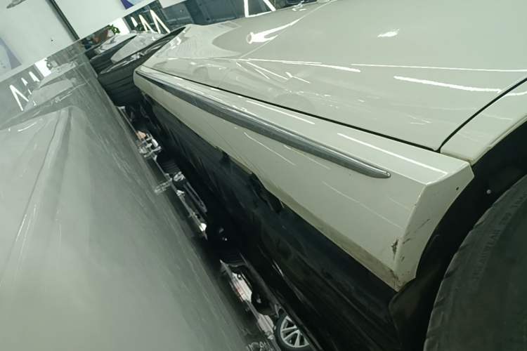 Used Mercedes-Benz E-Class 2019 E 300 L Sporty and Stylish Model Left Side Sill