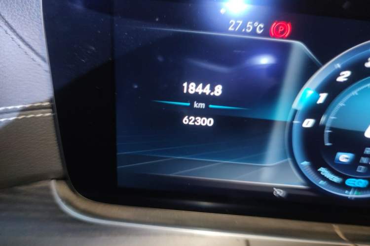 Used Mercedes-Benz E-Class 2019 E 260 L Sport 4MATIC Odometer Close Up