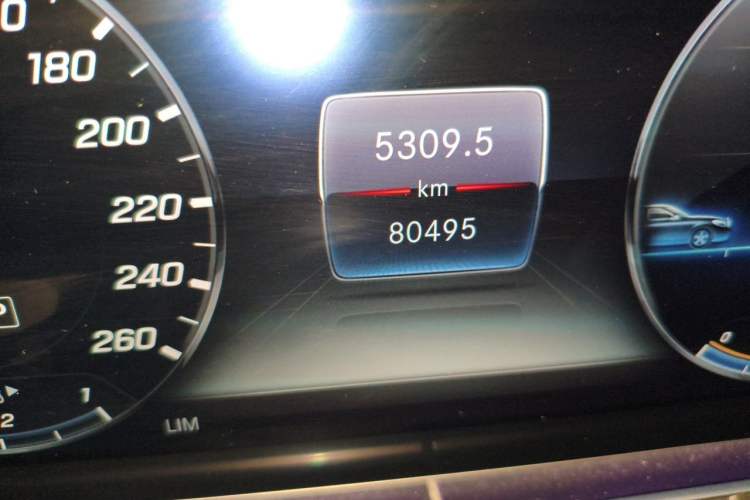 Used Mercedes-Benz E-Class 2019 E 260 L Sport 4MATIC Odometer Close Up