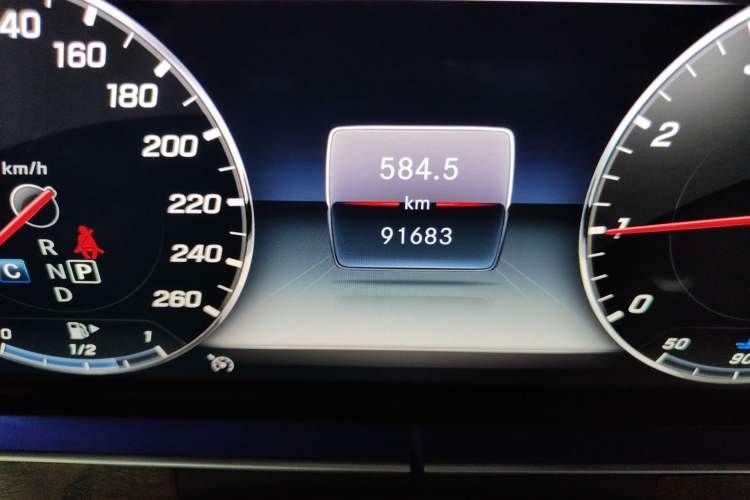 Used Mercedes-Benz E-Class 2019 E 200 L Odometer Close Up