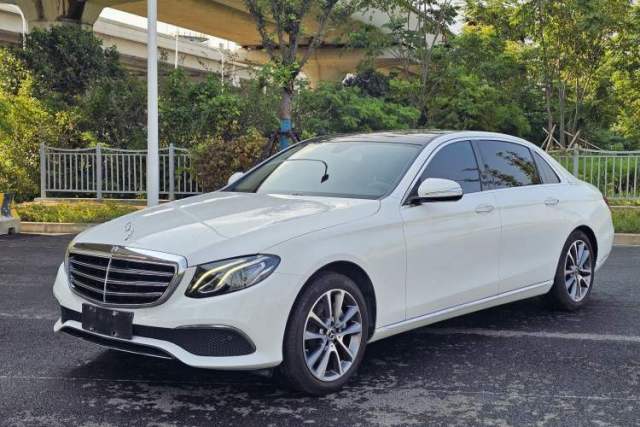 Ojetý Mercedes-Benz E-Class 2019 E 260 L