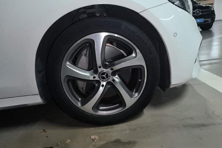 Used Mercedes-Benz E-Class 2019 E 300 L Sporty and Stylish Model Right Front Wheel Hub