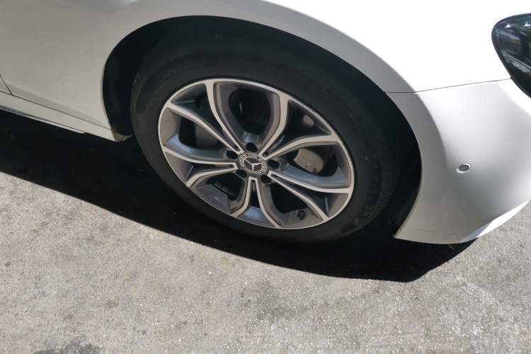 Used Mercedes-Benz E-Class 2019 Facelifted E 300 L Stylish Version Right Front Wheel Hub