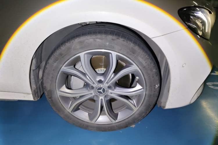 Used Mercedes-Benz E-Class 2019 Restyled E 300 L Sporty and Stylish Edition Right Front Wheel Hub