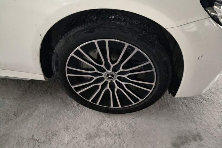 Used Mercedes-Benz E-Class 2019 Restyled E 300 L Sport Luxury Edition Right Front Wheel Hub
