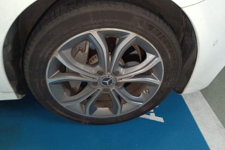 Used Mercedes-Benz E-Class 2019 Restyled E 300 L Sport Luxury Edition Right Front Wheel Hub