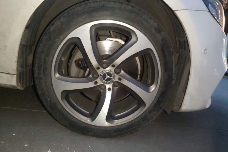 Used Mercedes-Benz E-Class 2019 E 260 L Sport 4MATIC Right Front Wheel Hub