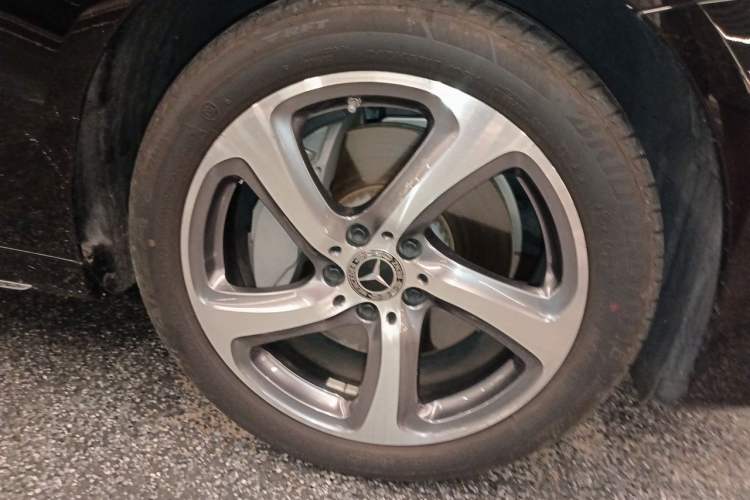 Used Mercedes-Benz E-Class 2019 Restyled E 300 L Sport Luxury Edition Right Front Wheel Hub
