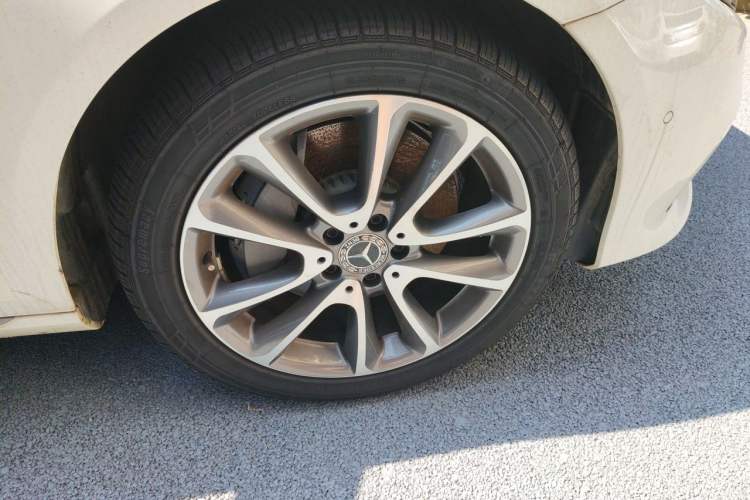 Used Mercedes-Benz E-Class 2019 E 300 L Luxury Model Right Front Wheel Hub