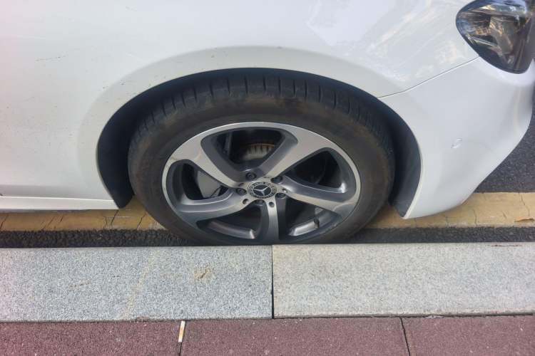 Used Mercedes-Benz E-Class 2019 E 300 L Sport Luxury Edition Right Front Wheel Hub