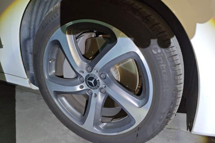 Used Mercedes-Benz E-Class 2019 E 300 L Sporty and Stylish Model Right Front Wheel Hub