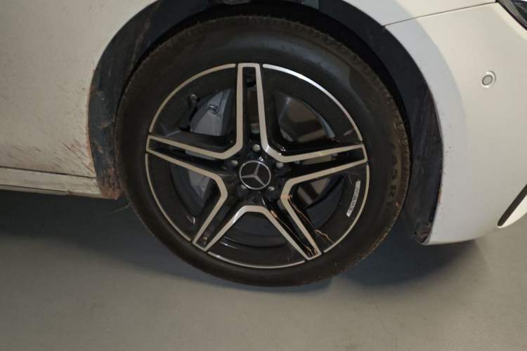 Used Mercedes-Benz E-Class 2019 Restyled E 300 L Sporty and Stylish Edition Right Front Wheel Hub