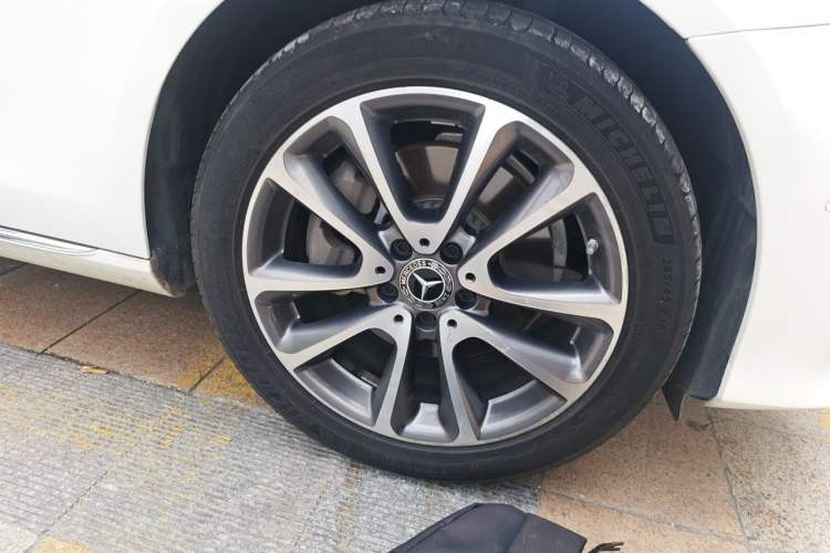 Used Mercedes-Benz E-Class 2019 E 260 L Right Front Wheel Hub