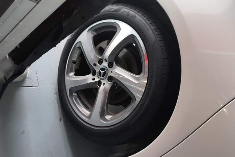 Used Mercedes-Benz E-Class 2019 E 300 L Sporty and Stylish Model Right Rear Wheel Hub