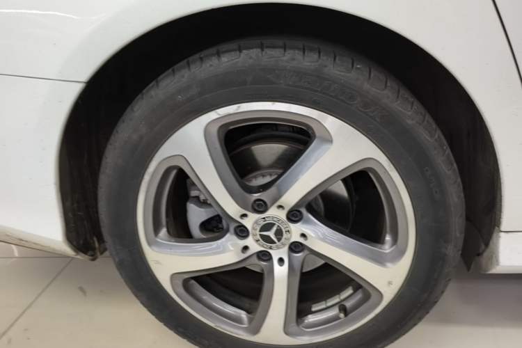 Used Mercedes-Benz E-Class 2019 E 200 L Sport 4MATIC Right Rear Wheel Hub