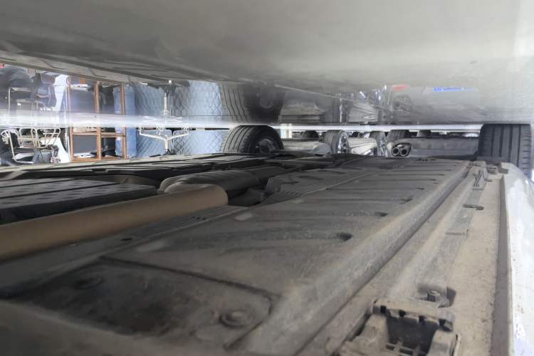 Used Mercedes-Benz E-Class 2019 E 300 L Sporty and Stylish Model Right Side Sill