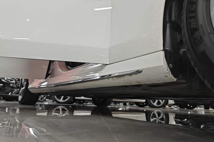 Used Mercedes-Benz E-Class 2019 Restyled E 300 L Sport Luxury Edition Right Side Sill