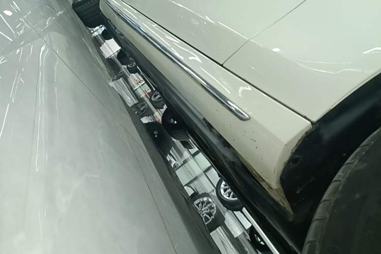 Used Mercedes-Benz E-Class 2019 E 300 L Sporty and Stylish Model Right Side Sill